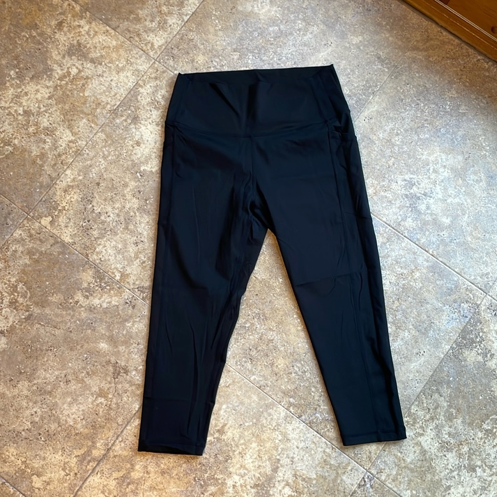 Zyia size 12 butter soft black capris with pockets / worn 1 time!